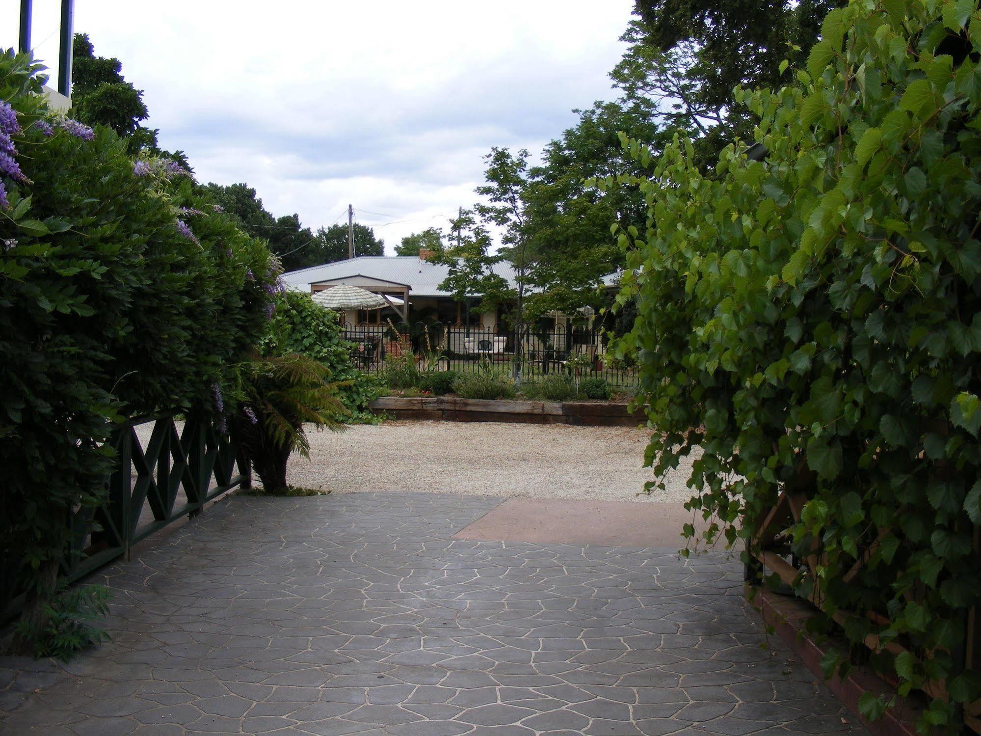 Coach House Inn Bright Kültér fotó